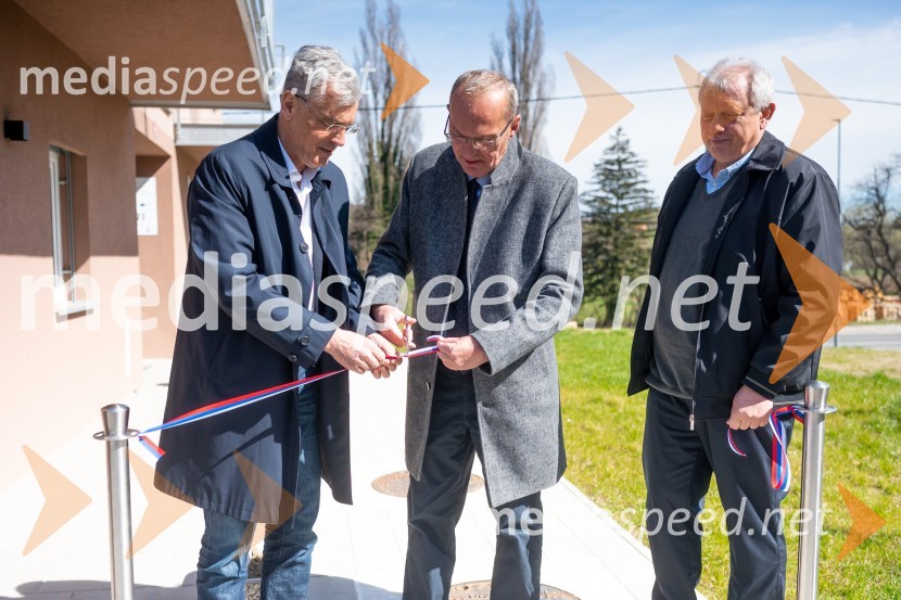 mag. Črtomir Remec, direktor Stanovanjskega sklada RS;  Darko Ratajc, župan, občina Slovenske Konjice;  Tomaž Rihtaršič, direktor, Stanovanjsko podjetje Konjice d.o.oV Slovenskih Konjicah slovesna otvoritev 11 novih najemnih stanovanj SSRS