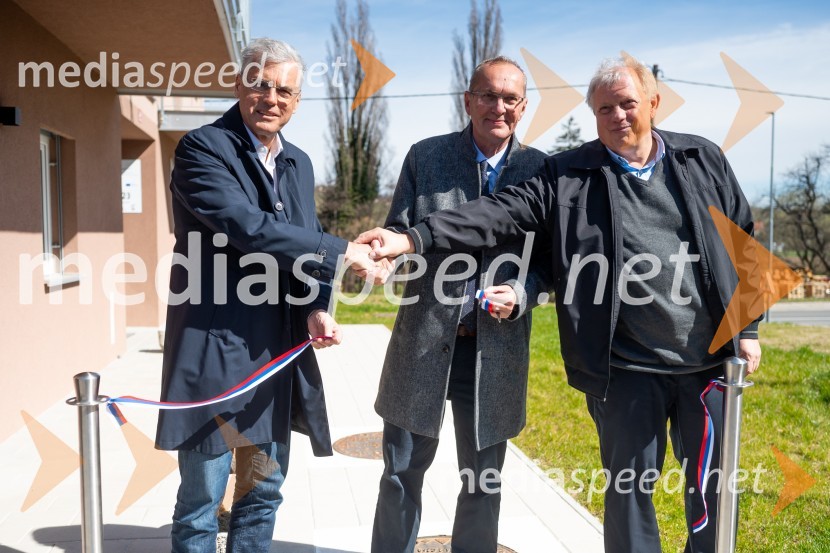 mag. Črtomir Remec, direktor Stanovanjskega sklada RS;  Darko Ratajc, župan, občina Slovenske Konjice;  Tomaž Rihtaršič, direktor, Stanovanjsko podjetje Konjice d.o.oV Slovenskih Konjicah slovesna otvoritev 11 novih najemnih stanovanj SSRS