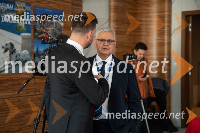  Slavo Jakša, direktor, Park prirode Biokovo;  Jože Režonja, direktor odnosov z javnostmi, Relax TurizemPredstavitev Makarske riviere in Zabiokovlja, novinarska konferenca