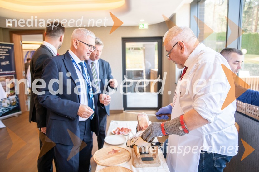  Jože Režonja, direktor odnosov z javnostmi, Relax Turizem;  Ante Madir, direktor oddelka blagovne znamke HRVATSKI PRŠUTPredstavitev Makarske riviere in Zabiokovlja, novinarska konferenca