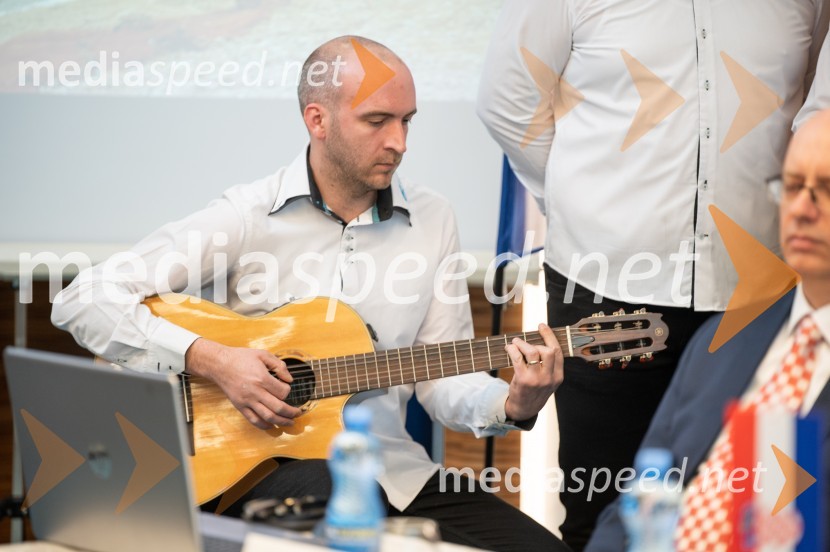 Dalmatinska klapa BeruliaPredstavitev Makarske riviere in Zabiokovlja, novinarska konferenca