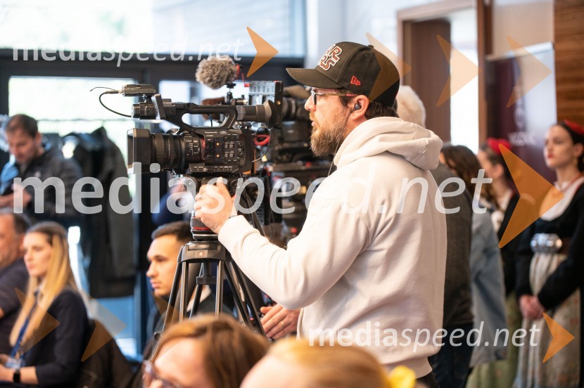  Jaka Arbutina, fotografPredstavitev Makarske riviere in Zabiokovlja, novinarska konferenca