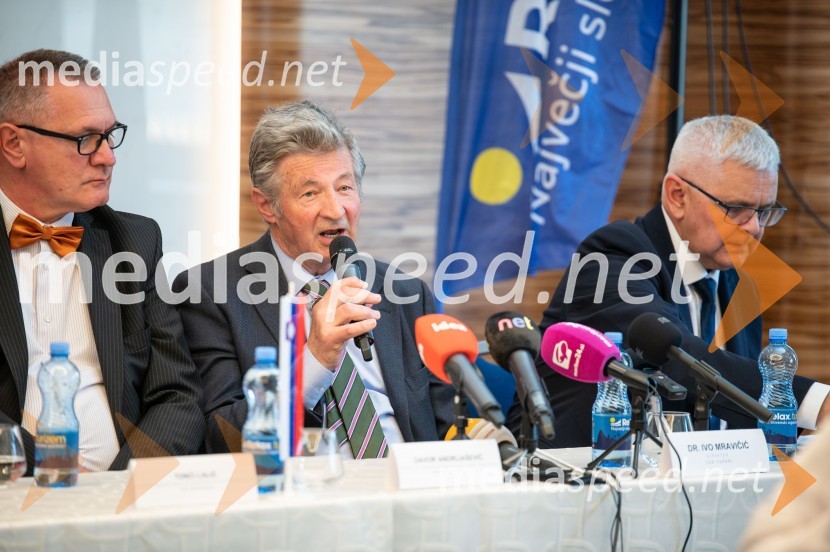  Davor Andrijašević, vodja in organizator turističnih dogodkov na Makarski rivieri; dr. Ivo Mravičić, direktor TZO Tučepi;  Jože Režonja, direktor odnosov z javnostmi, Relax TurizemPredstavitev Makarske riviere in Zabiokovlja, novinarska konferenca