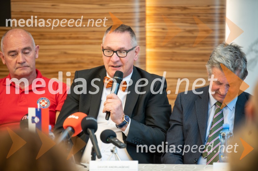  Tonći Lalić, vodja marketinga in promocijskih aktivnostih, TZO Makarska;  Davor Andrijašević, vodja in organizator turističnih dogodkov na Makarski rivieri; dr. Ivo Mravičić, direktor TZO TučepiPredstavitev Makarske riviere in Zabiokovlja, novinarska konferenca