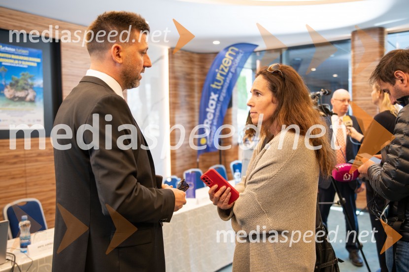  Slavo Jakša, direktor, Park prirode Biokovo;  Vesna Levičnik, novinarka, DnevnikPredstavitev Makarske riviere in Zabiokovlja, novinarska konferenca