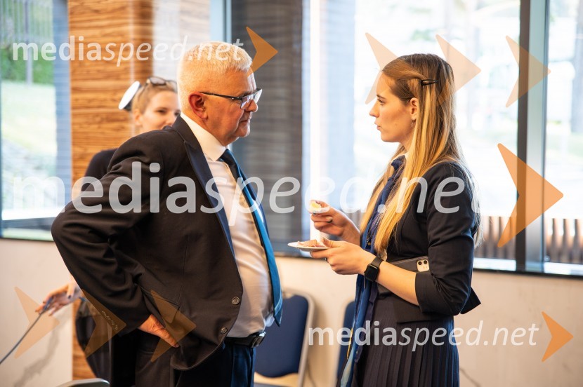  Jože Režonja, direktor odnosov z javnostmi, Relax Turizem;  Doris Fesel, Relax turizemPredstavitev Makarske riviere in Zabiokovlja, novinarska konferenca