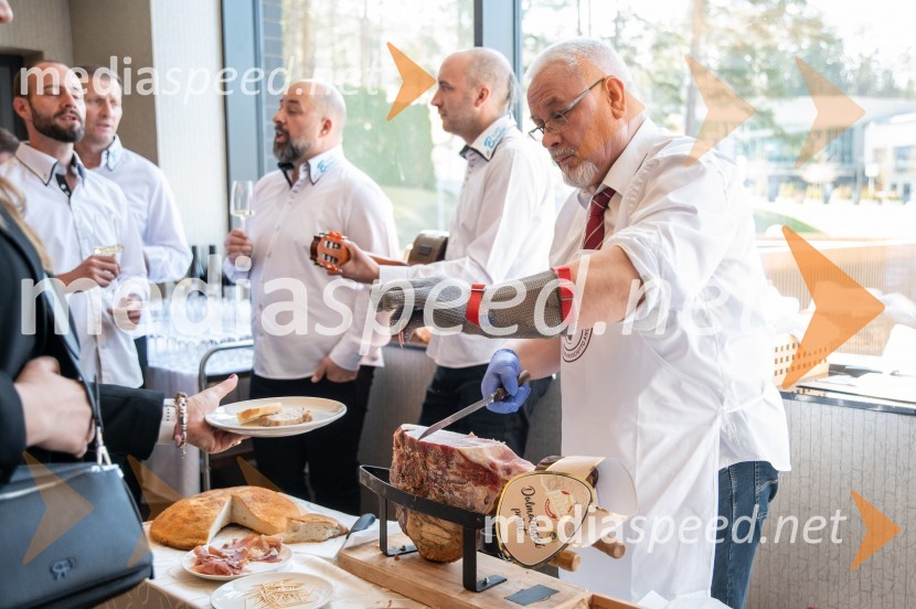  Ante Madir, direktor oddelka blagovne znamke HRVATSKI PRŠUTPredstavitev Makarske riviere in Zabiokovlja, novinarska konferenca