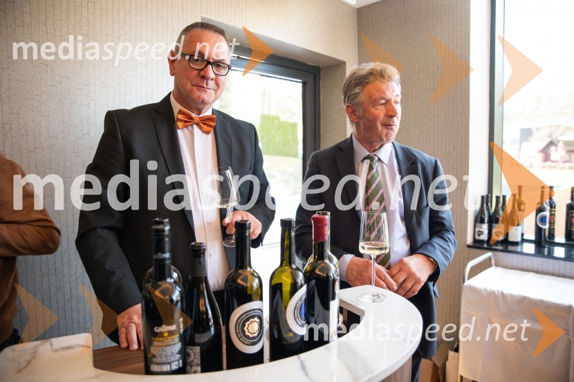  Davor Andrijašević, vodja in organizator turističnih dogodkov na Makarski rivieri; dr. Ivo Mravičić, direktor TZO TučepiPredstavitev Makarske riviere in Zabiokovlja, novinarska konferenca