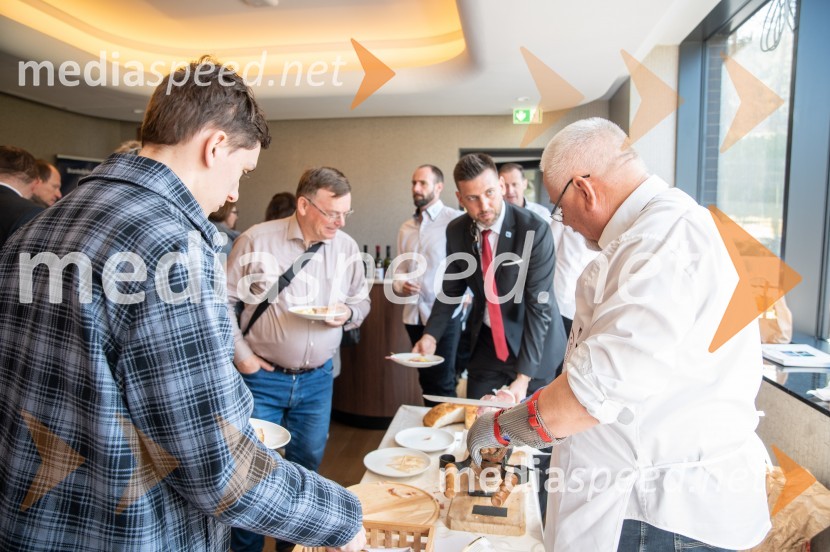  ... ;  ... ;  Slavo Jakša, direktor, Park prirode Biokovo;  Ante Madir, direktor oddelka blagovne znamke HRVATSKI PRŠUTPredstavitev Makarske riviere in Zabiokovlja, novinarska konferenca