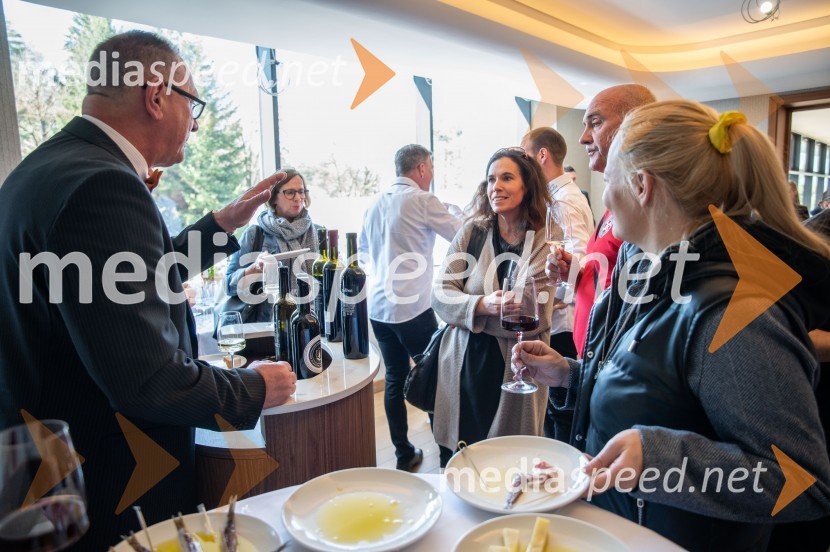  Davor Andrijašević, vodja in organizator turističnih dogodkov na Makarski rivieri;  ... ;  Tonći Lalić, vodja marketinga in promocijskih aktivnostih, TZO Makarska;  ... Predstavitev Makarske riviere in Zabiokovlja, novinarska konferenca