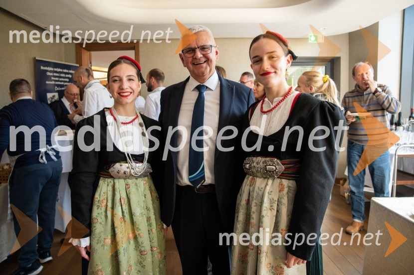  ... ;  Jože Režonja, direktor odnosov z javnostmi, Relax Turizem;  ... Predstavitev Makarske riviere in Zabiokovlja, novinarska konferenca