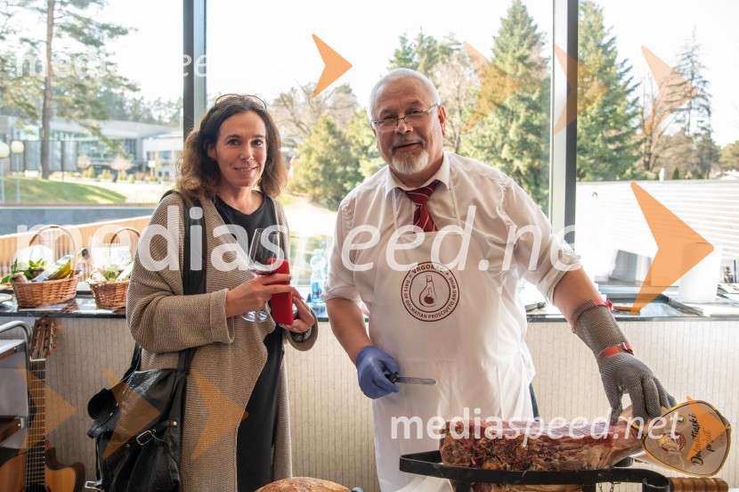  Vesna Levičnik, novinarka, Dnevnik;  Ante Madir, direktor oddelka blagovne znamke HRVATSKI PRŠUTPredstavitev Makarske riviere in Zabiokovlja, novinarska konferenca