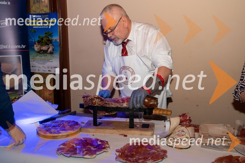  Ante Madir, direktor oddelka blagovne znamke HRVATSKI PRŠUTZabavno-glasbeni večer s predstavitvijo Makarske riviere in Zabiokovlja