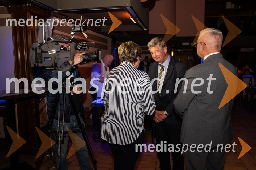  Danica  Ksela, novinarka POP TV; dr. Ivo Mravičić, direktor TZO Tučepi;  Jože Režonja, direktor odnosov z javnostmi, Relax TurizemZabavno-glasbeni večer s predstavitvijo Makarske riviere in Zabiokovlja