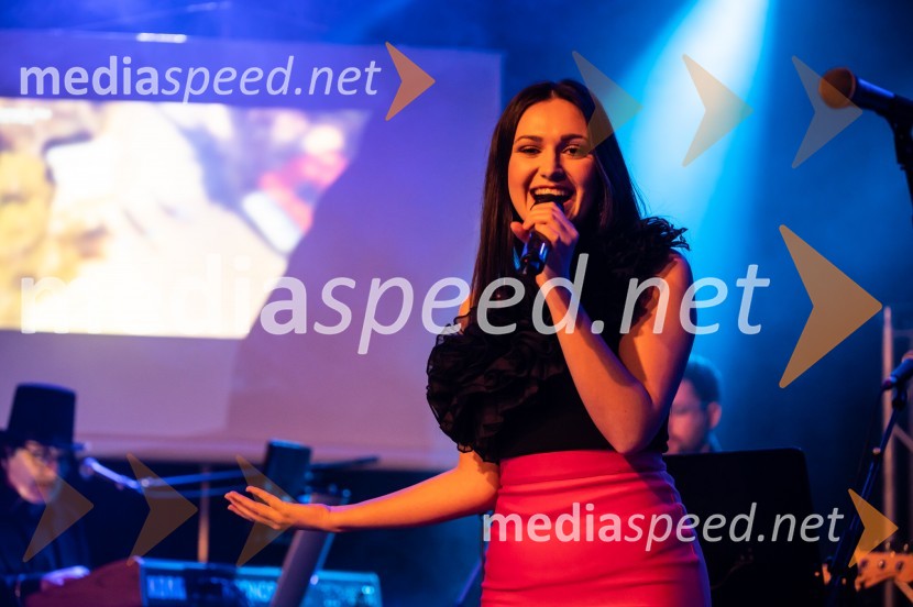  Larisa Sreš, pevka, skupina AvanturaZabavno-glasbeni večer s predstavitvijo Makarske riviere in Zabiokovlja