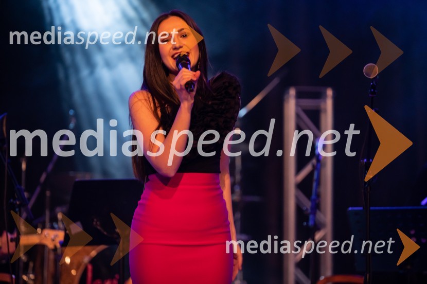  Larisa Sreš, pevka, skupina AvanturaZabavno-glasbeni večer s predstavitvijo Makarske riviere in Zabiokovlja