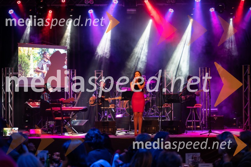  Larisa Sreš, pevka, skupina AvanturaZabavno-glasbeni večer s predstavitvijo Makarske riviere in Zabiokovlja