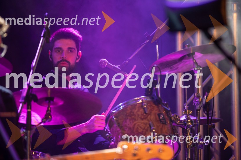  Samo Sreš, bobni, skupina AvanturaZabavno-glasbeni večer s predstavitvijo Makarske riviere in Zabiokovlja