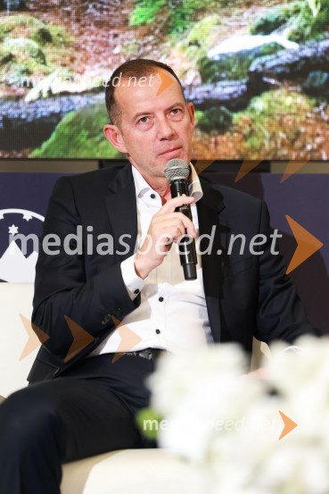  Enzo Smrekar, predsednik uprave Droge Kolinske in glavni direktor strateškega poslovnega področja v Atlantic Grupi, predsednik SZS, podpredsednik Olimpijskega komiteja SlovenijePoslovna liderka in poslovni lider leta 2023