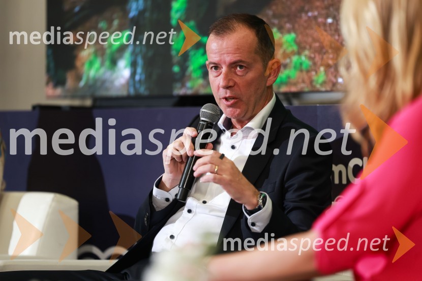  Enzo Smrekar, predsednik uprave Droge Kolinske in glavni direktor strateškega poslovnega področja v Atlantic Grupi, predsednik SZS, podpredsednik Olimpijskega komiteja SlovenijePoslovna liderka in poslovni lider leta 2023