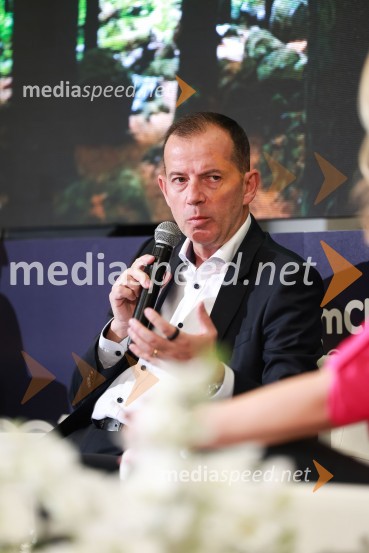  Enzo Smrekar, predsednik uprave Droge Kolinske in glavni direktor strateškega poslovnega področja v Atlantic Grupi, predsednik SZS, podpredsednik Olimpijskega komiteja SlovenijePoslovna liderka in poslovni lider leta 2023