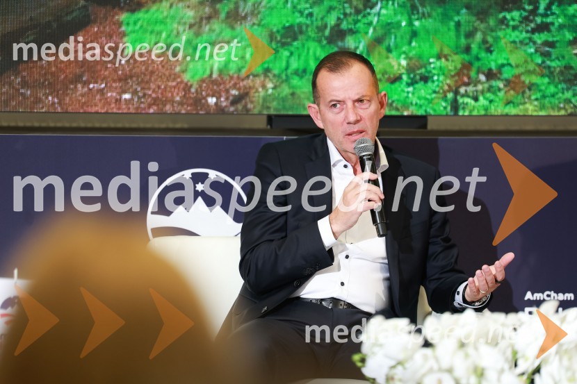  Enzo Smrekar, predsednik uprave Droge Kolinske in glavni direktor strateškega poslovnega področja v Atlantic Grupi, predsednik SZS, podpredsednik Olimpijskega komiteja SlovenijePoslovna liderka in poslovni lider leta 2023