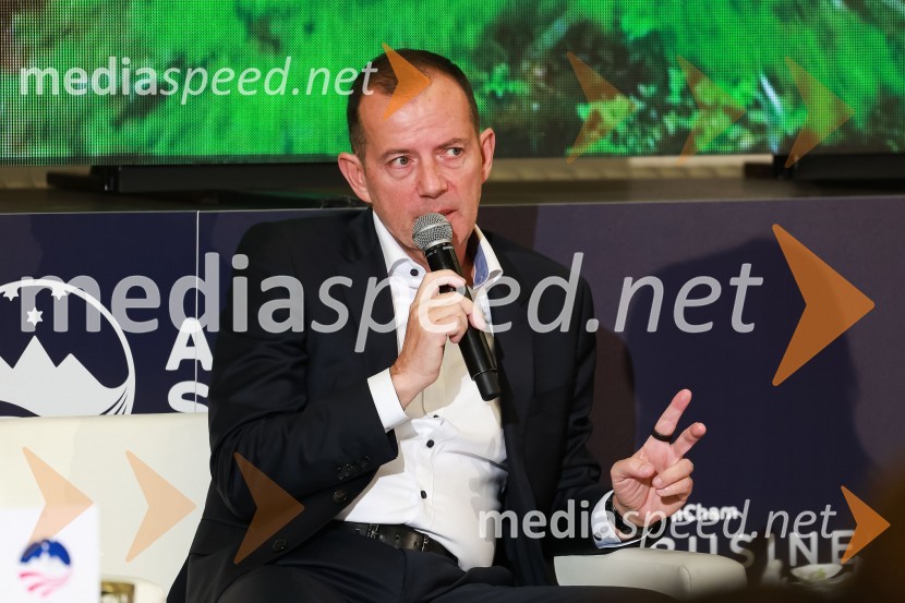  Enzo Smrekar, predsednik uprave Droge Kolinske in glavni direktor strateškega poslovnega področja v Atlantic Grupi, predsednik SZS, podpredsednik Olimpijskega komiteja SlovenijePoslovna liderka in poslovni lider leta 2023