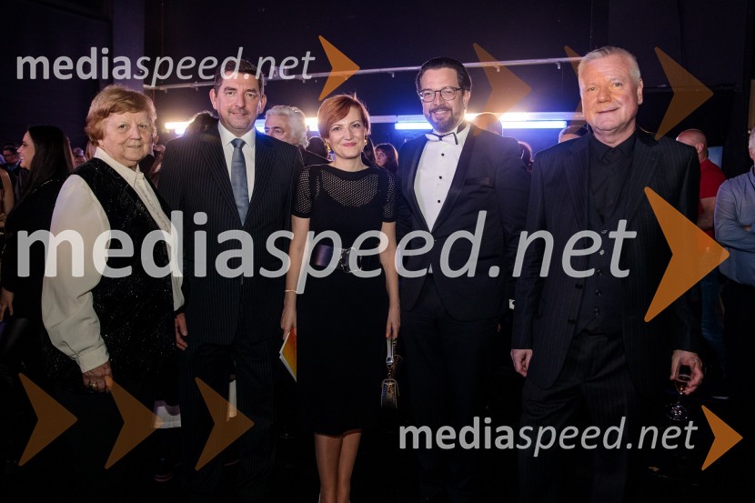  Marjeta Musar; dr. Aleš Musar, lastnik Ruske dače; dr. Asta Vrečko, ministrica za kulturo;  Marko  Hribernik, dirigent, umetniški direktor opere;  Staš Ravter, direktor SNG Opera in balet LjubljanaTrubadur, premiera opere, SNG Opera in balet Ljubljana