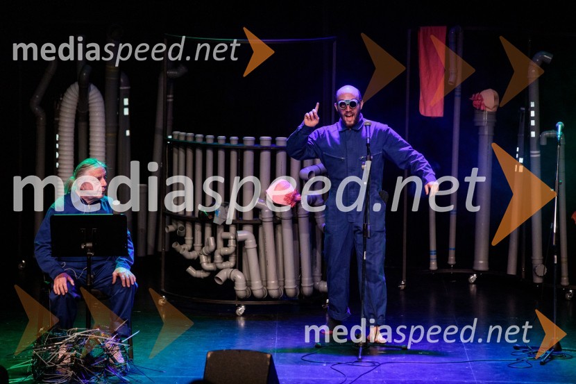  Andrej Rozman Roza,  igralec, pisatelj;  Tines Špik, igralecPodvodni koncert, odprtje festivala Bobri