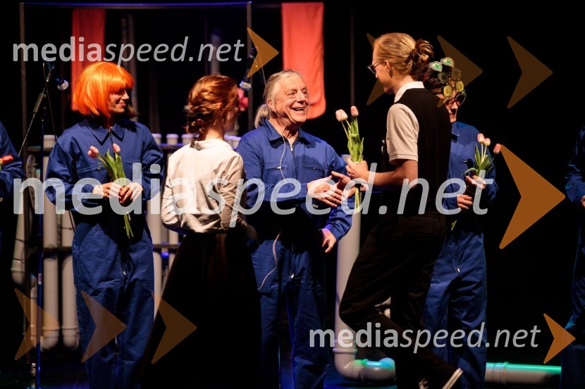  Barbara  Kanc, plesalka, igralka;  ... ;  Andrej Rozman Roza,  igralec, pisatelj;  ... ;  Blaž  Celarec, glasbenikPodvodni koncert, odprtje festivala Bobri