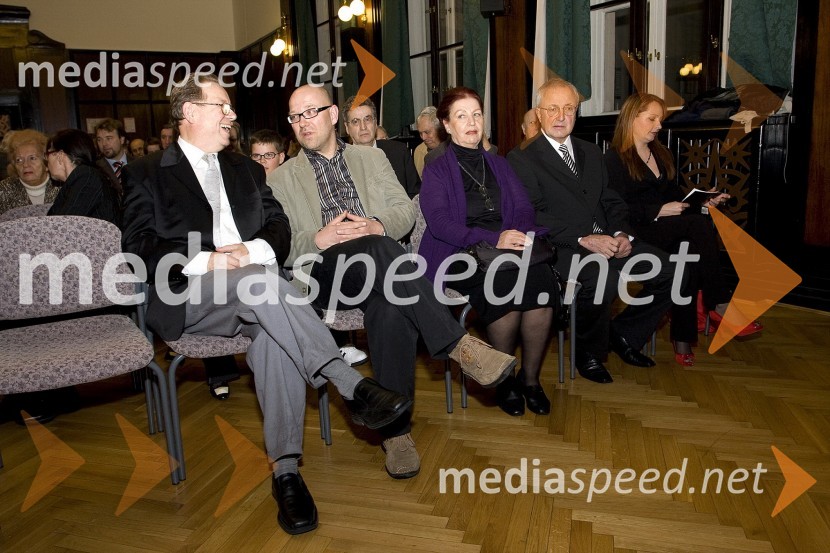 Peter Bedjanič, publicist in nagrajenec Sklada Josipa Jurčiča za leto 2008, Bernard Nežmah, novinar in nagrajenec Sklada Josipa Jurčiča za leto 2008, Alenka Puhar, sociologinja in publicistika, Drago Demšar, predsednik sklada Josipa Jurčiča in Maja Šumej, voditeljica prireditve, radijska napovedovalka in televizijska voditeljicaPodelitev nagrad sklada Josipa Jurčiča