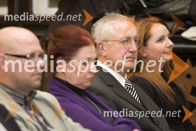 Bernard Nežmah, novinar in nagrajenec Sklada Josipa Jurčiča za leto 2008, Alenka Puhar, sociologinja in publicistika, Drago Demšar, predsednik sklada Josipa Jurčiča in Maja Šumej, voditeljica prireditve, radijska napovedovalka in televizijska voditeljicaPodelitev nagrad sklada Josipa Jurčiča
