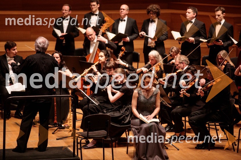  Frieder Bernius, dirigent;  Elvira Bill, altKomorni zbor Stuttgart & Dvorna kapela Stuttgart, Cankarjev dom