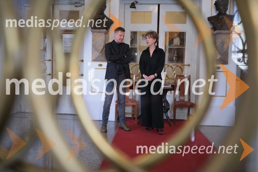  Luka Nabergoj, pomočnik ravnateljice SNG Drama Ljubljana;  Vesna Jurca Tadel, ravnateljice SNG Drama LjubljanaMrakijada, premiera drame v SNG Ljubljana