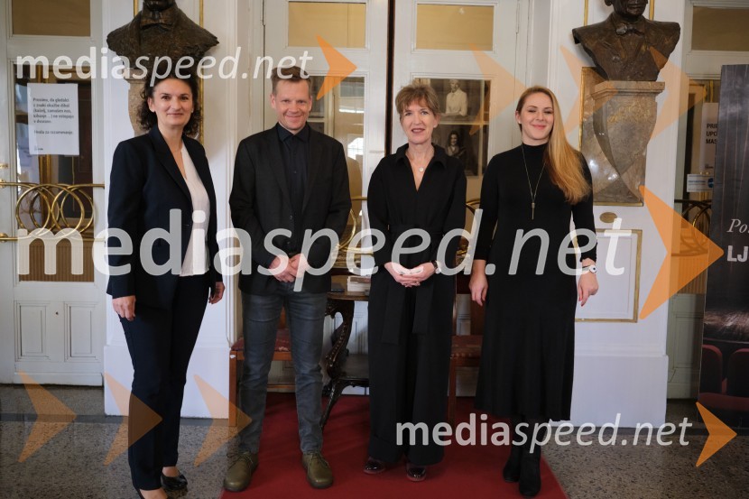  Ema Peruš, vodja abonmajev SNG Drama Ljubljana;  Luka Nabergoj, pomočnik ravnateljice SNG Drama Ljubljana;  Vesna Jurca Tadel, ravnateljice SNG Drama Ljubljana;  Barbara Svetek, vodja službe za marketing SNG Drama LjubljanaMrakijada, premiera drame v SNG Ljubljana