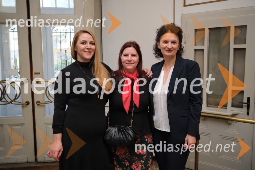  Barbara Svetek, vodja službe za marketing SNG Drama Ljubljana;  Teja Pelko, novinarka, Svet24;  Ema Peruš, vodja abonmajev SNG Drama LjubljanaMrakijada, premiera drame v SNG Ljubljana