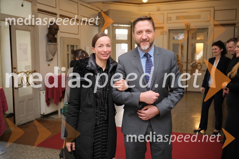 dr. Eva Boštjančič, vodja katedrov za psihologijo dela in organizacije, Filozofska fakulteta v Ljubljani;  Klemen Boštjančič, minister za financeMrakijada, premiera drame v SNG Ljubljana