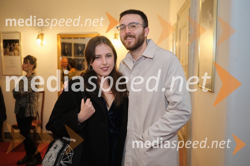  Brina Jenček, asistentka dramaturga;  ... Mrakijada, premiera drame v SNG Ljubljana