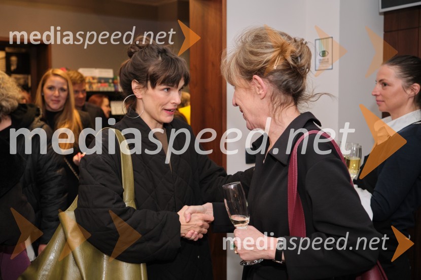  Tina Vrbnjak, igralka;  Vesna Jurca Tadel, ravnateljice SNG Drama LjubljanaMrakijada, premiera drame v SNG Ljubljana