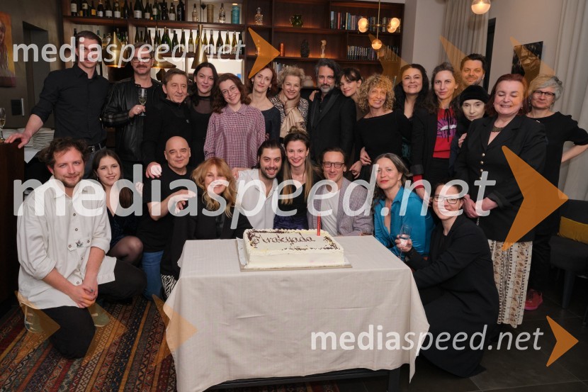  Jaka Smerkolj Simoneti, dramaturg in kritik;  Jure Henigman, igralec;  Brina Jenček, asistentka dramaturga;  Jurij  Zrnec, igralec;  Branko  Rožman, avtor glasbe in korepetitor;  Gregor Baković, igralec;  Tamara Avguštin, igralka;  Zvezdana  Mlakar, igralka;  Nina Ivanišin Janežič, igralka;  Saša  Pavček, igralka, Predsednica združenja dramskih umetnikov Slovenije, prejemnica Borštnikovega prstana;  Benjamin Krnetić, igralec;  Nina Rajić Kranjac, režiserka;  Barbara Cerar, igralka;  Rok Vihar, igralec;  Marko  Mandić, igralec;  Tina Vrbnjak, igralka;  Tanja Zgonc, koreografinja in plesalka;  Nina Valič, igralka;  Pia Zemljič, igralka;  Urša Vidic, scenografinja;  ... ;  Tibor Hrs Pandur, dramaturg;  Veronika Drolc, igralka;  Tatjana Stanič, lektorica;  Marina  Sremac, kostumografijaMrakijada, premiera drame v SNG Ljubljana