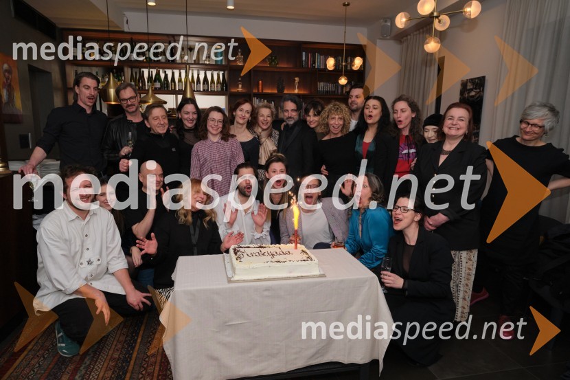  Jaka Smerkolj Simoneti, dramaturg in kritik;  Jure Henigman, igralec;  Brina Jenček, asistentka dramaturga;  Jurij  Zrnec, igralec;  Branko  Rožman, avtor glasbe in korepetitor;  Gregor Baković, igralec;  Tamara Avguštin, igralka;  Zvezdana  Mlakar, igralka;  Nina Ivanišin Janežič, igralka;  Saša  Pavček, igralka, Predsednica združenja dramskih umetnikov Slovenije, prejemnica Borštnikovega prstana;  Benjamin Krnetić, igralec;  Barbara Cerar, igralka;  Nina Rajić Kranjac, režiserka;  Rok Vihar, igralec;  Tina Vrbnjak, igralka;  Marko  Mandić, igralec;  Tanja Zgonc, koreografinja in plesalka;  Tibor Hrs Pandur, dramaturg;  Pia Zemljič, igralka;  Nina Valič, igralka;  Urša Vidic, scenografinja;  ... ;  Veronika Drolc, igralka;  Tatjana Stanič, lektorica;  Marina  Sremac, kostumografijaMrakijada, premiera drame v SNG Ljubljana