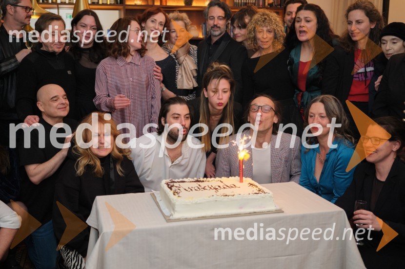  Branko  Rožman, avtor glasbe in korepetitor;  Gregor Baković, igralec;  Tamara Avguštin, igralka;  Zvezdana  Mlakar, igralka;  Nina Ivanišin Janežič, igralka;  Benjamin Krnetić, igralec;  Saša  Pavček, igralka, Predsednica združenja dramskih umetnikov Slovenije, prejemnica Borštnikovega prstana;  Barbara Cerar, igralka;  Nina Rajić Kranjac, režiserka;  Rok Vihar, igralec;  Tina Vrbnjak, igralka;  Tanja Zgonc, koreografinja in plesalka;  Marko  Mandić, igralec;  Pia Zemljič, igralka;  Nina Valič, igralka;  Urša Vidic, scenografinja;  Veronika Drolc, igralka;  ... Mrakijada, premiera drame v SNG Ljubljana