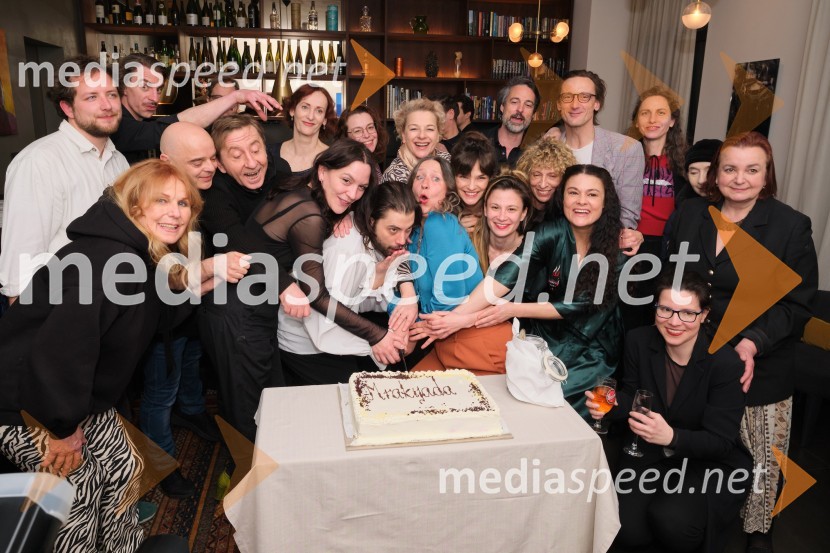  Jaka Smerkolj Simoneti, dramaturg in kritik;  Zvezdana  Mlakar, igralka;  Jure Henigman, igralec;  Branko  Rožman, avtor glasbe in korepetitor;  Gregor Baković, igralec;  Tamara Avguštin, igralka;  Saša  Pavček, igralka, Predsednica združenja dramskih umetnikov Slovenije, prejemnica Borštnikovega prstana;  Benjamin Krnetić, igralec;  Nina Ivanišin Janežič, igralka;  Barbara Cerar, igralka;  Nina Valič, igralka;  Tina Vrbnjak, igralka;  Nina Rajić Kranjac, režiserka;  Rok Vihar, igralec;  Tanja Zgonc, koreografinja in plesalka;  Marko  Mandić, igralec;  Pia Zemljič, igralka;  Urša Vidic, scenografinja;  ... ;  Tatjana Stanič, lektoricaMrakijada, premiera drame v SNG Ljubljana