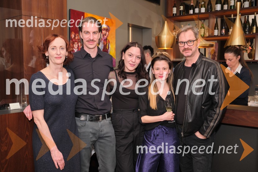  Saša  Pavček, igralka, Predsednica združenja dramskih umetnikov Slovenije, prejemnica Borštnikovega prstana;  Jure Henigman, igralec;  Tamara Avguštin, igralka;  Nina Rajić Kranjac, režiserka;  Jurij  Zrnec, igralecMrakijada, premiera drame v SNG Ljubljana