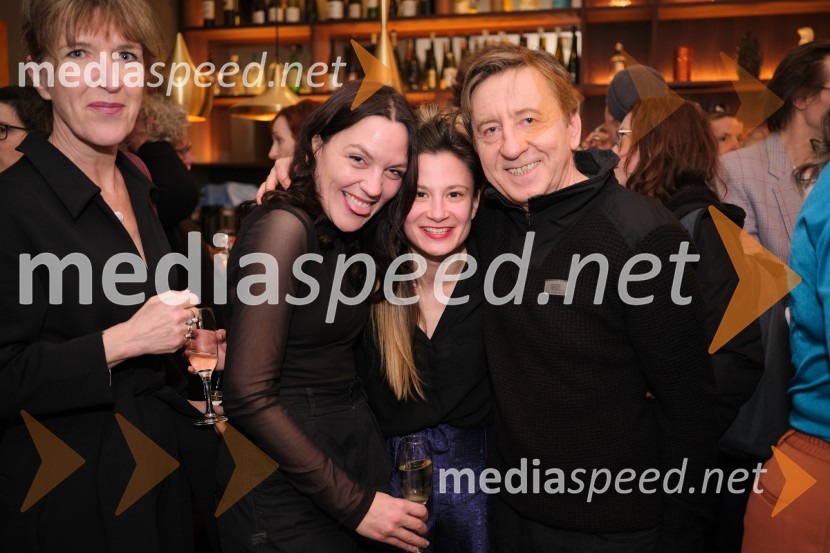  Vesna Jurca Tadel, ravnateljice SNG Drama Ljubljana;  Tamara Avguštin, igralka;  Nina Rajić Kranjac, režiserka;  Gregor Baković, igralecMrakijada, premiera drame v SNG Ljubljana