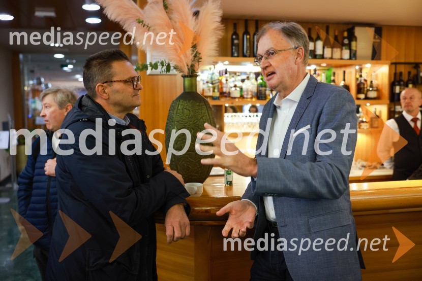  Grega Peljhan, odvetniška pisarna Rojs;  Tomaž Gornik, direktor, podjetje BetterČaj z razlogom: Poslovanje z Združenim kraljestvom, Kranjska Gora