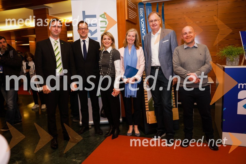  Rok Capl, v.d. direktor, Spirit Slovenia;  Chris Barton, visoki komisar britanske vlade za trgovino z Evropo;  Barbara Uranjek, direktorica, Britansko-slovenska gospodarska zbornica;  Tiffany Sadler, veleposlanica Združenega kraljestva Velike Britanije in Severne Irske;  Tomaž Gornik, direktor, podjetje Better;  Tit Potočnik, direktor Triglavski narodni parkČaj z razlogom: Poslovanje z Združenim kraljestvom, Kranjska Gora