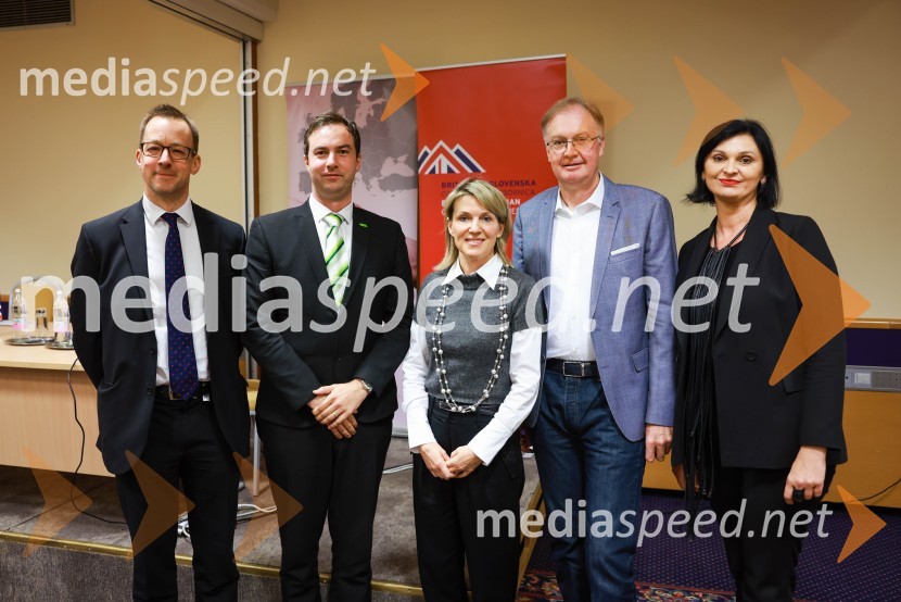  Chris Barton, visoki komisar britanske vlade za trgovino z Evropo;  Rok Capl, v.d. direktor, Spirit Slovenia;  Barbara Uranjek, direktorica, Britansko-slovenska gospodarska zbornica;  Tomaž Gornik, direktor, podjetje Better;  Simona Špilak, direktorica, BOC InstituteČaj z razlogom: Poslovanje z Združenim kraljestvom, Kranjska Gora