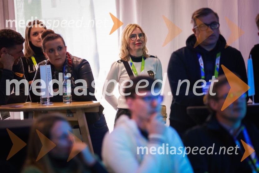  Petra Bezjak Cirman, vršilka dolžnosti direktorja, Urad vlade za komuniciranje;  Polonca  Komar,  vodja Službe za komuniciranje RTV SlovenijaRTV Slovenija, srečanje s partnerji v Planici