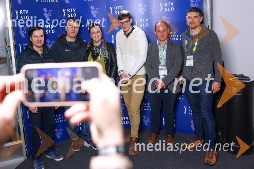  Uroš Urbanija, v. d. direktorja Televizije Slovenija RTV Slovenija, srečanje s partnerji v Planici;  Andrej Grah Whatmough, v. d. generalnega direktorja RTV Slovenija;  Petra Bezjak Cirman, vršilka dolžnosti direktorja, Urad vlade za komuniciranje;  Anže Ančimer, MMC;  Nejc Jemec, odgovorni urednik, Val 202; dr. Peter Gregorčič,  predsednik Programskega sveta, RTV SlovenijaRTV Slovenija, srečanje s partnerji v Planici